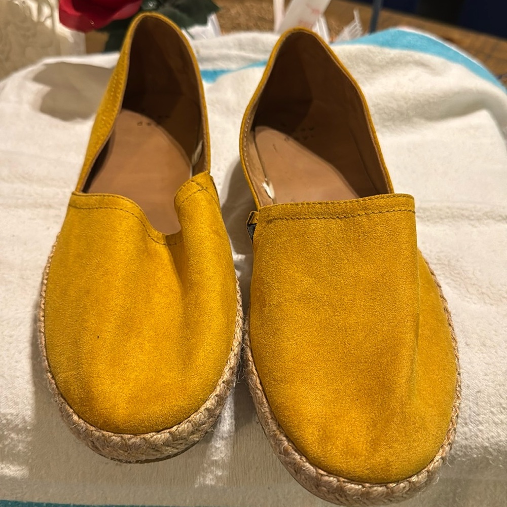 Yellow mustard 8.5 velvet flats, Brand new never worn